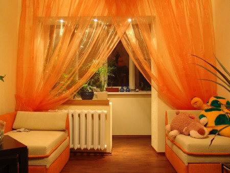 Оранжевые шторы на окне с подсветкой