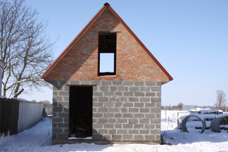 Коробка сельского дома под крышей из металлочерепицы 