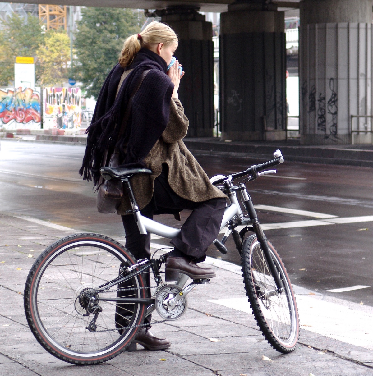 Девушка на велосипеде в дождливый день
