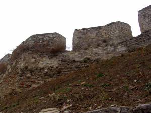 Внешняя стена древнего замка на оборонительном валу.  