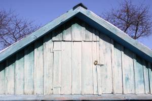 Дверца на чердак старого сельского деревянного дома 