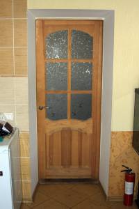 Дверь деревянная кухонная с огнетушителем
