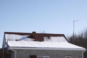 Двухскатная крыша с разным уклоном зимой 