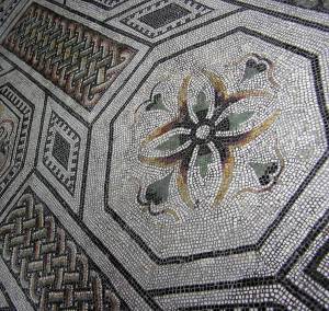 Древняя мозаика (цветок и узор) 