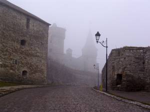Древняя улица старинного города  в предрассветном тумане