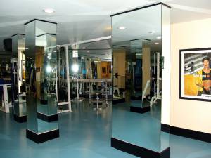 Зеркальные колонны в фитнес зале