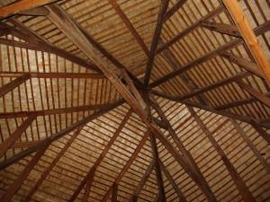 Куполообразная крыша вид изнутри на стропильную конструкцию