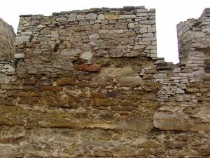 Оборонительная стена древнего замка крупным планом.  