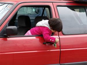 Ребенок один в машине играется ключами. 