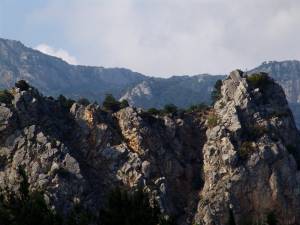 Скалы на фоне гор