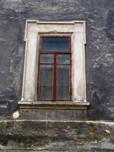 Старое ветхое окно 