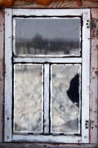 Старое окно с выцветшей краской
