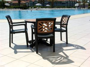 Столик со стульями у бассейна