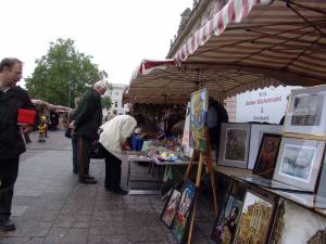 Туристы покупают картины и сувениры 