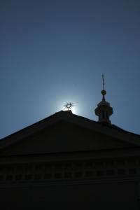 Солнце над церковью
