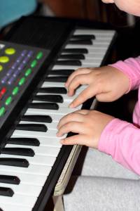 Ребенок учится музыке