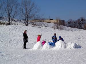 дети играют в снегу