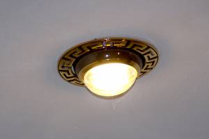 Точечный светильник в подвесном потолке