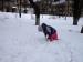 Ребенок играет в глубоком снегу 