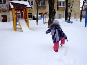Ребенок гуляет зимой