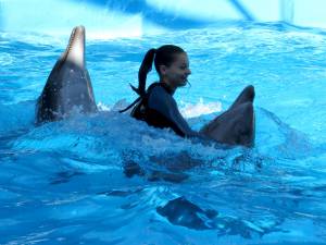 девушка с дельфинами