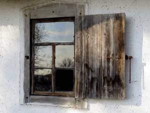 старое окно со ставнями