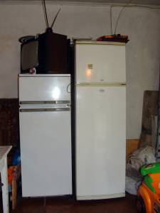 Холодильники и телевизор на даче