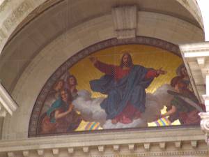 религиозный рисунок над входом в собор 