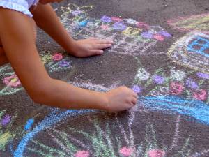 дети рисуют мелом на асфальте