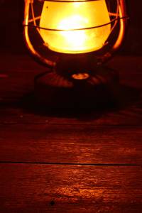 освещение керосиновой  лампой 