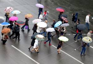 пешеходы под зонтиками 