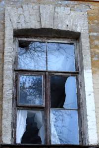 разбитые стекла в окне 