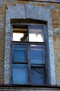 старое разбитое окно 