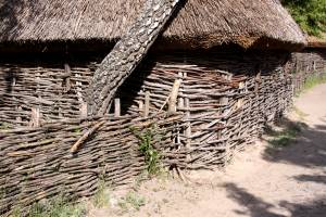 Плетеный забор и домик с камышовой крышей