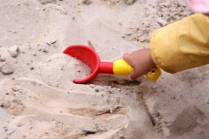 Ребенок играет в песке 