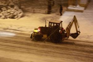 Трактор едет ночью в снег 