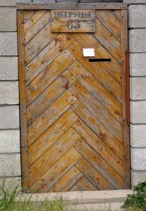Дверь деревянная елочкой 