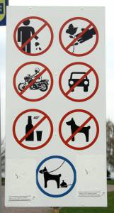Запрещающие знаки в  парке 