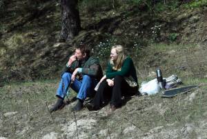 Мужчина и женщина сидят на траве 
