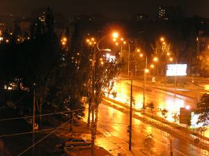 Зеленый город ночью в дождь 