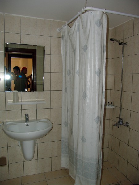 Умывальник в ванной комнате  без зеркала