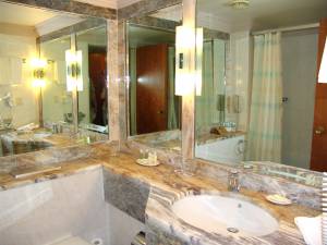 Много зеркал в ванной комнате 