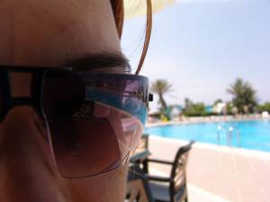 Отражение бассейна в солнцезащитных очках