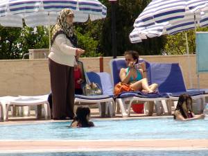 Турецкая женщина. Детский бассейн 